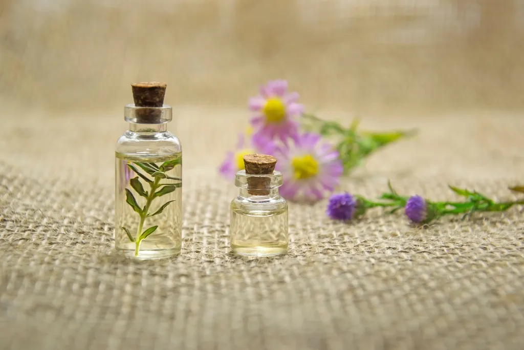 Kleine glazen flesjes etherische olie met bloemen