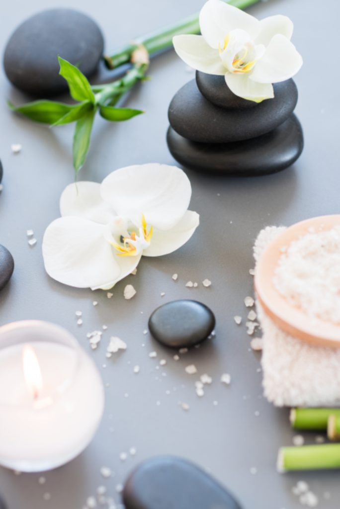 Hotstones, orchidee, kaars en badzout